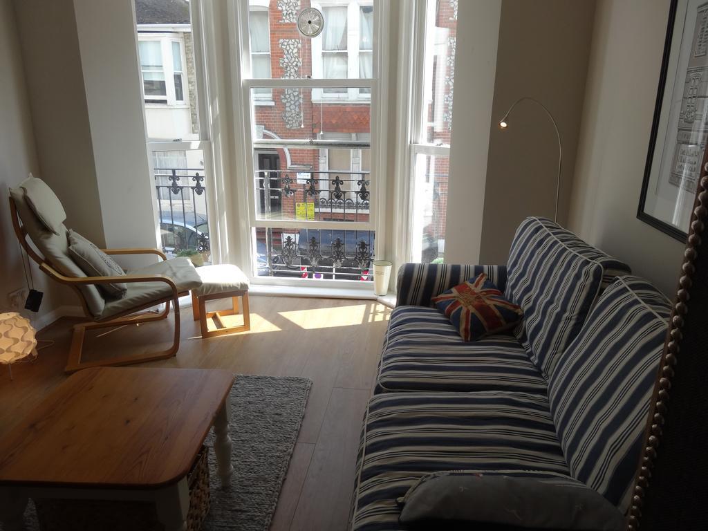 Burlington Beach Apartments Brighton Room photo