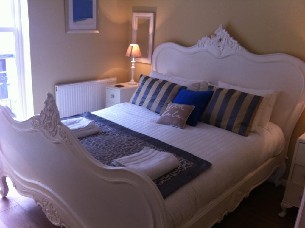 Burlington Beach Apartments Brighton Room photo